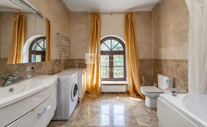 Дом 1978м², 2-этажный, участок 550 сот.