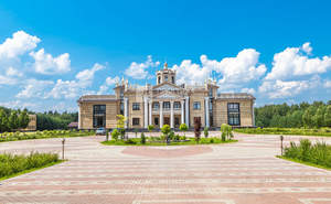 Дом 1978м², 2-этажный, участок 550 сот.