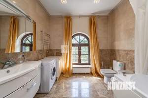 Дом 1978м², 2-этажный, участок 550 сот.  