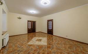 Дом 650м², 3-этажный, участок 23 сот.  