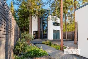 Коттедж 237м&sup2;, 3-этажный, участок 10 сот.  