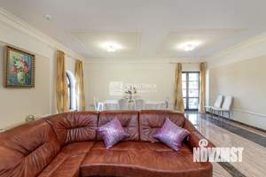 Дом 1978м², 2-этажный, участок 550 сот.  