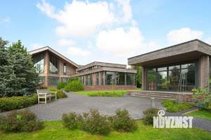 Дом 1000м&sup2;, 2-этажный, участок 100 сот.  