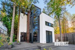 Коттедж 237м&sup2;, 3-этажный, участок 10 сот.  